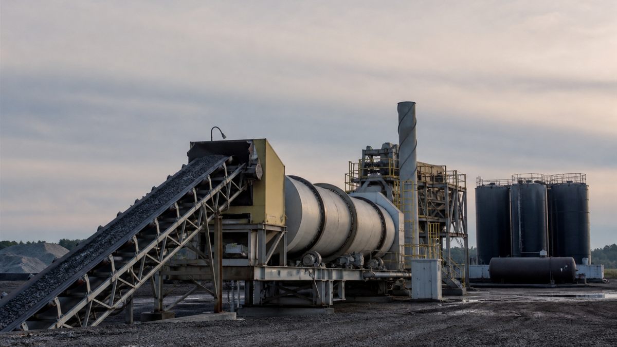 Aggregate conveyor, mixing drum and binder tanks at an asphalt plant